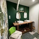 Le Cedre 1830 De Charme Et Bed and breakfast